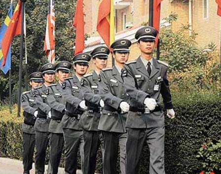 在小區(qū)門口發(fā)生搶劫事件時，物業(yè)保安是否負(fù)有相關(guān)責(zé)任